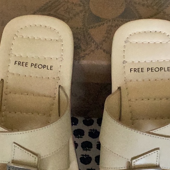 Free People **NEW** Sandals size 7. - Picture 3 of 5